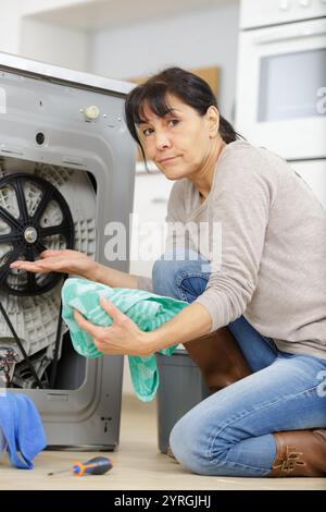 La donna ha una perdita in cucina Foto Stock