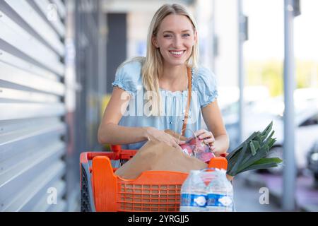 donna dopo lo shopping in un centro commerciale o in un centro commerciale Foto Stock