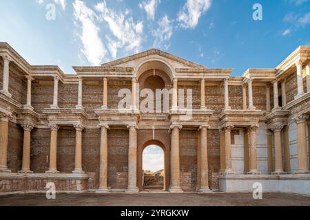 Tempio di Artemide e antica città di Sardi o Sardi a Salihli, Manisa in una giornata di sole Foto Stock