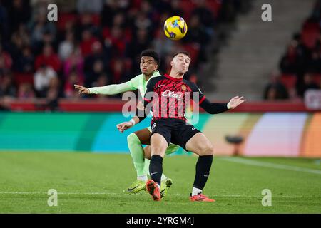 Alejandro Balde del FC Barcelona gareggia per il pallone con Valery Fernandez dell'RCD Mallorca durante la partita di calcio spagnola della Liga tra RCD Mallorca e FC Barcelona il 3 dicembre 2024 a Son Moix a Palma, Spagna Foto Stock