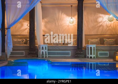 Lussuosa area piscina coperta con arredi in stile Marrakech Foto Stock