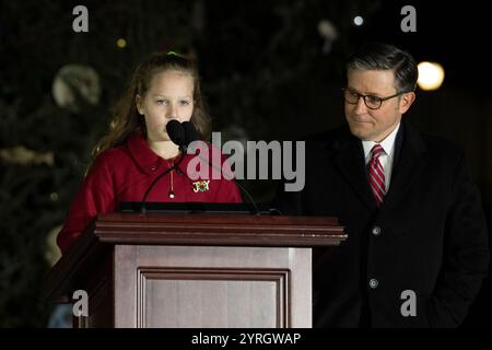 Washington, Stati Uniti. 3 dicembre 2024. Rose Burke, studentessa di quarta elementare, legge un saggio sul significato degli alberi di Natale, alla cerimonia di accensione dell'albero di Natale del Campidoglio 2024 sul West Lawn of the Capitol a Washington, DC, USA il 3 dicembre 2024. Rose ha vinto quest'anno il Capitol Tree Essay Contest e leggerà un saggio sul significato dell'albero del suo stato prima di accendere le luci. Foto di Credit: Mattie Neretin/CNP/ABACAPRESS. COM credito: Abaca Press/Alamy Live News Foto Stock