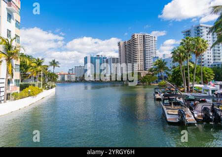 Miami, Florida, Stati Uniti - 16 novembre 2024: Architettura di lusso fronte mare sul fiume di Miami. Edificio residenziale di lusso Foto Stock