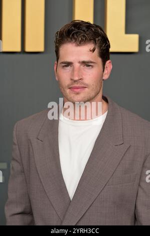 Los Angeles, Stati Uniti. 3 dicembre 2024. LOS ANGELES, CA. 3 dicembre 2024: Gregg Sulkin alla prima per i sei Triple Eight all'Egyptian Theatre. Crediti fotografici: Paul Smith/Alamy Live News Foto Stock