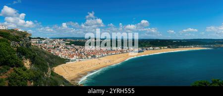 Vista panoramica mozzafiato della spiaggia di nazare, caratterizzata da sabbia dorata, acque turchesi e l'affascinante paesaggio urbano annidato tra le scogliere e il fiume Foto Stock