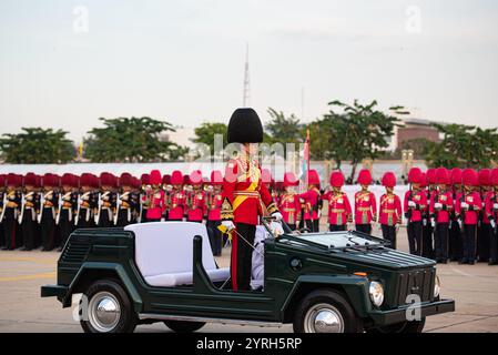 Bangkok, Thailandia. 3 dicembre 2024. Sua Maestà la Regina Suthida Bajrasudhabimalakshana, in qualità di Comandante dell'unità delle guardie combinate, conduce la parata cerimoniale per mostrare la lealtà dell'esercito thailandese e accorda il più alto onore a sua Maestà il Re, nella Plaza reale, Palazzo Dusit, il 3 dicembre 2024 a Bangkok, Thailandia. (Foto di Teera Noisakran/Sipa USA) credito: SIPA USA/Alamy Live News Foto Stock