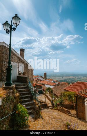 Il villaggio di Monsanto presenta affascinanti case tradizionali in pietra con tetti di piastrelle arancioni, strade acciottolate e una vista pittoresca Foto Stock