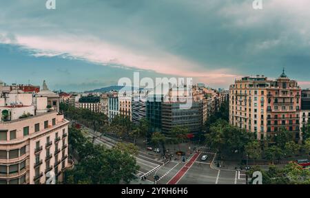 Vista aerea del passeig de gracia, una strada importante di barcellona, caratterizzata da diversi stili architettonici, vivaci incroci e un cielo nuvoloso Foto Stock