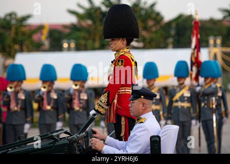 Bangkok, Thailandia. 3 dicembre 2024. Sua Maestà la Regina Suthida Bajrasudhabimalakshana, in qualità di Comandante dell'unità delle guardie combinate, conduce la parata cerimoniale per mostrare la lealtà dell'esercito thailandese e accorda il più alto onore a sua Maestà il Re, nella Plaza reale, Palazzo Dusit, il 3 dicembre 2024 a Bangkok, Thailandia. (Foto di Teera Noisakran/Sipa USA) credito: SIPA USA/Alamy Live News Foto Stock