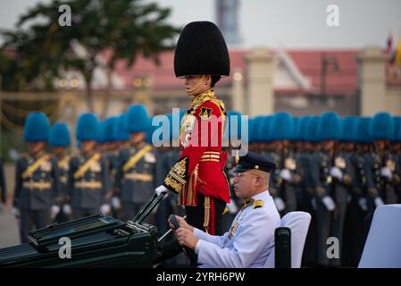 Bangkok, Thailandia. 3 dicembre 2024. Sua Maestà la Regina Suthida Bajrasudhabimalakshana, in qualità di Comandante dell'unità delle guardie combinate, conduce la parata cerimoniale per mostrare la lealtà dell'esercito thailandese e accorda il più alto onore a sua Maestà il Re, nella Plaza reale, Palazzo Dusit, il 3 dicembre 2024 a Bangkok, Thailandia. (Foto di Teera Noisakran/Sipa USA) credito: SIPA USA/Alamy Live News Foto Stock