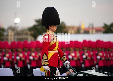 Bangkok, Thailandia. 3 dicembre 2024. Sua Maestà la Regina Suthida Bajrasudhabimalakshana, in qualità di Comandante dell'unità delle guardie combinate, conduce la parata cerimoniale per mostrare la lealtà dell'esercito thailandese e accorda il più alto onore a sua Maestà il Re, nella Plaza reale, Palazzo Dusit, il 3 dicembre 2024 a Bangkok, Thailandia. (Foto di Teera Noisakran/Sipa USA) credito: SIPA USA/Alamy Live News Foto Stock