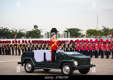 Bangkok, Thailandia. 3 dicembre 2024. Sua Maestà la Regina Suthida Bajrasudhabimalakshana, in qualità di Comandante dell'unità delle guardie combinate, conduce la parata cerimoniale per mostrare la lealtà dell'esercito thailandese e accorda il più alto onore a sua Maestà il Re, nella Plaza reale, Palazzo Dusit, il 3 dicembre 2024 a Bangkok, Thailandia. (Foto di Teera Noisakran/Sipa USA) credito: SIPA USA/Alamy Live News Foto Stock