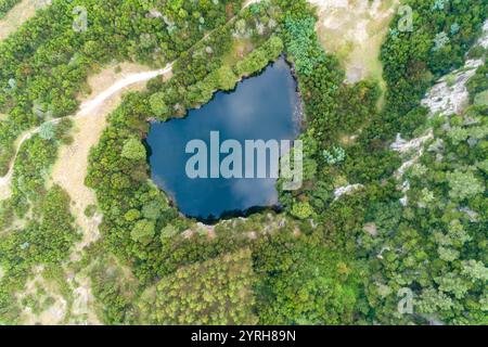 laguna formata in una vecchia cava abbandonata, vista aerea dei droni zenithal Foto Stock