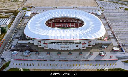 Vista aerea ad alta risoluzione dello stadio Wanda Metropolitano, sede dell'Atlético Madrid, la sua iconica architettura moderna. Foto di calcio e architettura Foto Stock