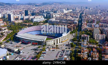 Splendida vista aerea di Camp Nou, l'iconica sede del FC Barcelona, annidata nel vibrante paesaggio urbano di Barcellona. Perfetto per lo sport, architettura e sport Foto Stock