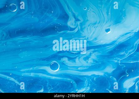 Un'accattivante immagine astratta con motivi vorticosi e bolle in una vivace texture liquida blu, che evoca un senso di fluidità e creatività Perf Foto Stock