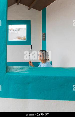 Una donna, sia sorda che cieca, naviga con sicurezza la vita quotidiana usando un bastone bianco, incarnando resilienza e indipendenza, è un'ispirazione in oltre Foto Stock