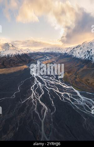 Scopri la splendida bellezza della valle di Thorsmork in Islanda questa vista aerea cattura i motivi intrecciati del fiume, circondati da maestose montagne Foto Stock