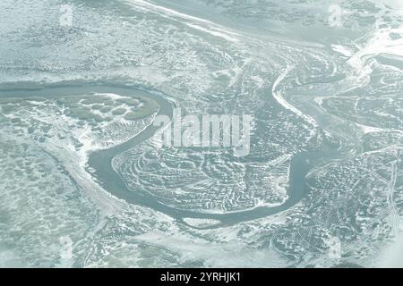 Accattivante vista aerea della costa meridionale dell'Islanda, gli intricati schemi dei tortuosi fiumi e dell'acqua sciolta glaciale creano un contrasto sorprendente Foto Stock