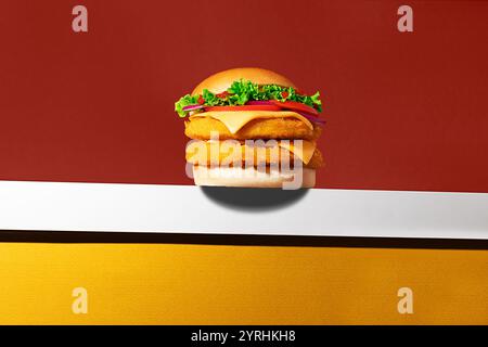 Delizioso hamburger di pollo fritto dai colori vivaci e dalla composizione pulita, perfetto per i temi dei fast food Foto Stock