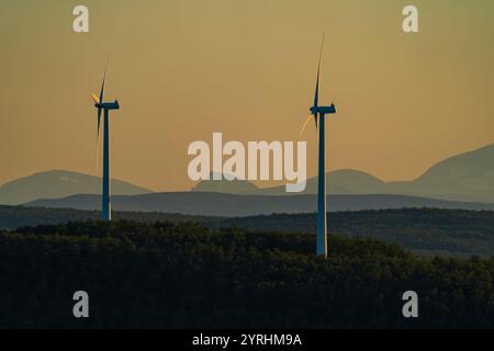 Il panorama aereo mozzafiato che mostra le turbine eoliche sullo sfondo montuoso di Kiruna cattura la sinergia tra natura e tecnologia della Svezia Foto Stock