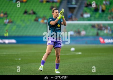 Melbourne, Australia. 4 dicembre 2024. Melbourne, Australia, 4 dicembre 2024: Il portiere Mackenzie Arnold (1 Australia) saluta la folla prima di riscaldarsi durante l'amichevole internazionale tra Australia e Taipei cinese all'AAMI Park di Melbourne, Australia. (NOE Llamas/SPP) credito: SPP Sport Press Photo. /Alamy Live News Foto Stock