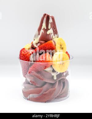 Yogurt e gelato all'acai con frutta tritata Foto Stock