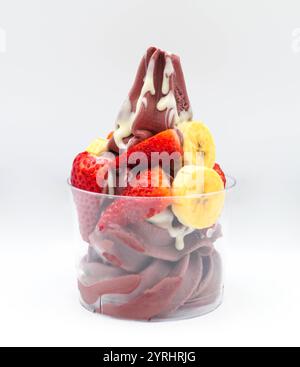 Yogurt e gelato all'acai con frutta tritata Foto Stock