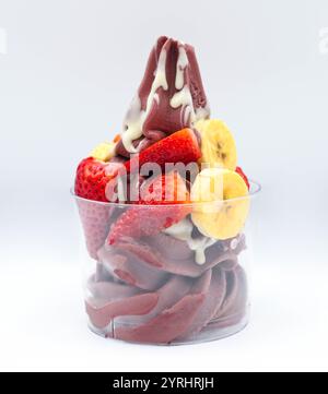 Yogurt e gelato all'acai con frutta tritata Foto Stock