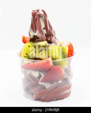 Yogurt e gelato all'acai con frutta tritata Foto Stock