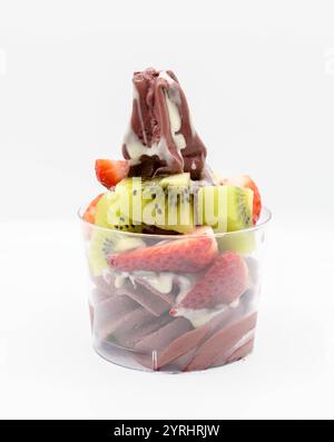 Yogurt e gelato all'acai con frutta tritata Foto Stock