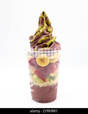 Yogurt e gelato all'acai con frutta tritata Foto Stock