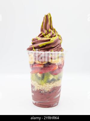 Yogurt e gelato all'acai con frutta tritata Foto Stock