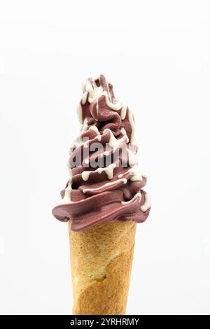 Yogurt sano e gelato in un cono di waffle Foto Stock