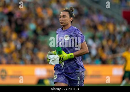 Melbourne, Australia. 4 dicembre 2024. Melbourne, Australia, 4 dicembre 2024: Il portiere Mackenzie Arnold (1 Australia) guarda durante l'amichevole internazionale tra Australia e Taipei cinese all'AAMI Park di Melbourne, Australia. (NOE Llamas/SPP) credito: SPP Sport Press Photo. /Alamy Live News Foto Stock