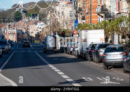 Traffico pesante e furgone a due parcheggi in Avenue Bockstael a Laeken, Bruxelles, Belgio, 29 novembre 2024 Foto Stock