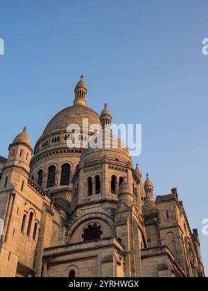 Morning Light Hitting the Domes of, Sacre Coeur, Catholic Hill Top Church, Montmartre, Parigi, Francia, Europa, UE. Foto Stock