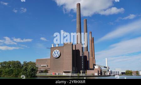 Vista dello stabilimento di produzione della sede centrale Volkswagen a Wolfsburg in una giornata di sole con molo e canale in primo piano e ampio tronco Volkswagen Foto Stock