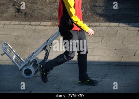 DHL Paketfahrer bei der Auslieferung. DHL *** corriere DHL consegna DHL Foto Stock