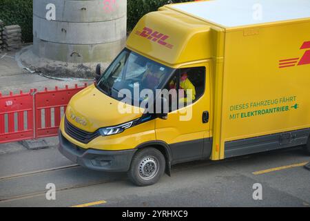 DHL Paketfahrer bei der Auslieferung. DHL *** corriere DHL consegna DHL Foto Stock