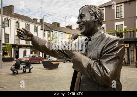 Irlanda, contea di Westmeath, Mullingar, Pearse Street, statua del cantante Joe Dolan fuori dall'edificio della Market House Foto Stock