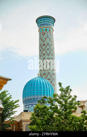 Moschea con minareto e cupola blu nella città Eterna di Samarcanda, complesso di Boqiy Shahar Registan in Uzbekistan. Foto Stock