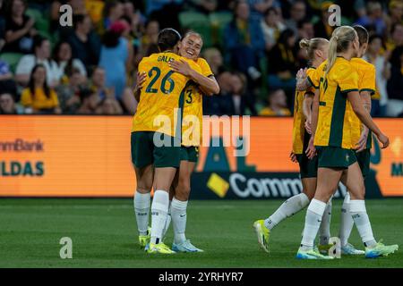 Melbourne, Australia. 4 dicembre 2024. Melbourne, Australia, 4 dicembre 2024: Daniela Galic (26 Australia) e Bryleeh Henry (33 Australia) festeggiano il terzo gol delle loro squadre durante l'amichevole internazionale tra Australia e Taipei cinese all'AAMI Park di Melbourne, Australia. (NOE Llamas/SPP) credito: SPP Sport Press Photo. /Alamy Live News Foto Stock