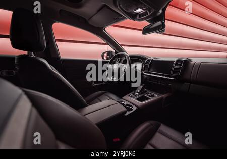 Interno del Citroen C5 Aircross. Visuale grandangolare dal sedile del passeggero anteriore: Fila anteriore di sedili, console centrale e cruscotto del suv francese crossover. Foto Stock