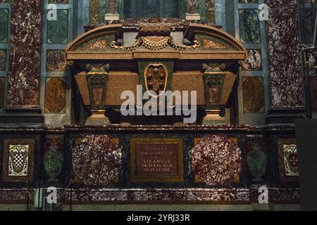 FIRENZE, ITALIA - 13 SETTEMBRE 2018: Questo è il sarcofago marmoreo del duca Cosimo i Medici nella Cappella dei principi della Basilica di San Loren Foto Stock
