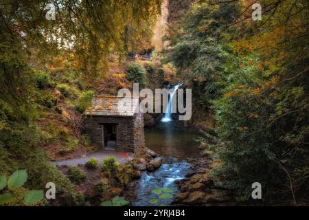 The Grot and Waterfall at Rydal Hall nel Lake District, Regno Unito. Regno Unito Foto Stock