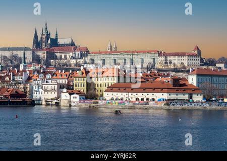 Vista dello skyline da Praga con la cattedrale in ceco Foto Stock