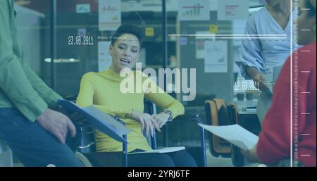 Riunione aziendale con l'immagine di visualizzazione dei dati su diversi professionisti che discutono documenti Foto Stock
