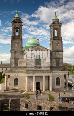 Irlanda, Contea di Westmeath, Athlone, Chiesa dei Santi Pietro e Paolo, dalle merlature del Castello Foto Stock