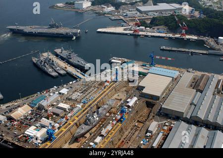 Yokosuka, Giappone (25 maggio 2006) - la USS Kitty Hawk (CV 63) torna nel Molo 12 recentemente aggiornato a bordo delle strutture navali Yokosuka a seguito del completamento di una crociera Sea Trial di 4 giorni. Foto Stock